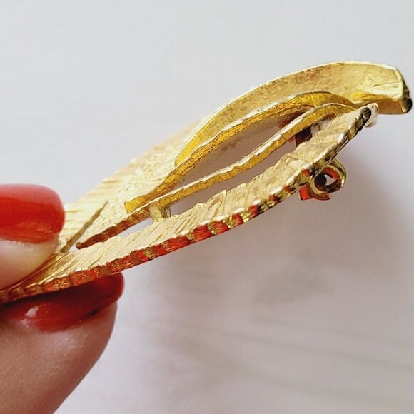 Vintage Gerry's Leaf Brooch Textured Brushed Gold Tone 3D Fall Autumn Timeless - Picture 3 of 10